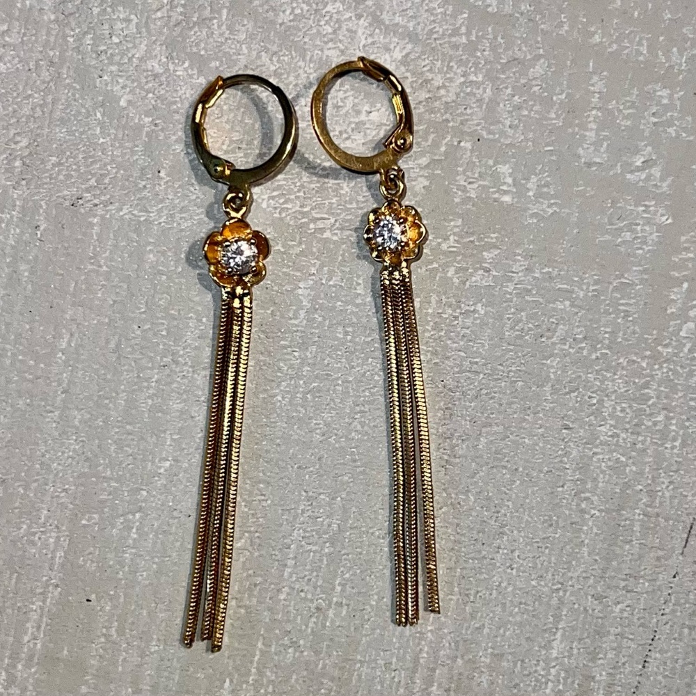 Gold chain earrings with flower